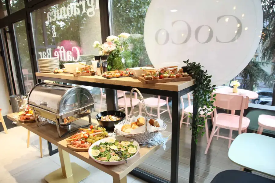 Ketering pripremljen za rođendansku proslavu u CoCo Igraonici & Cafe Baru na Zvezdari – hrana i dekoracija za događaje.