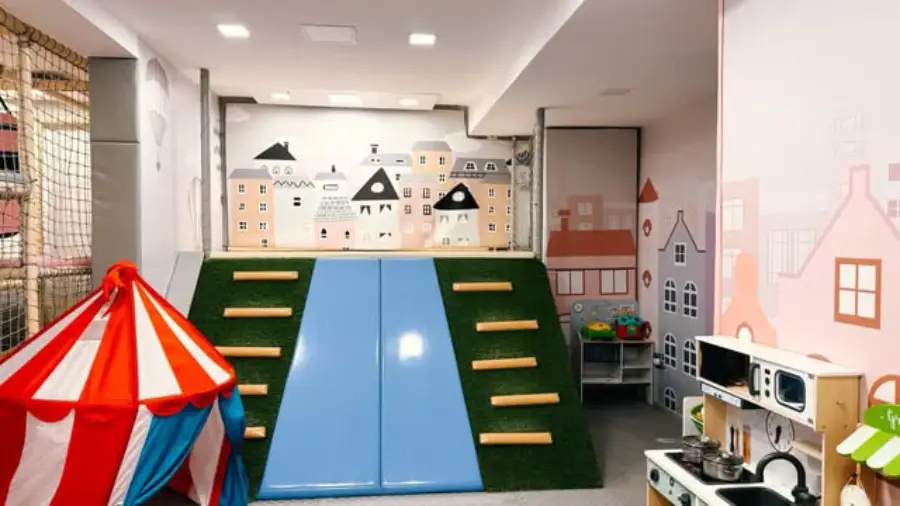 Poligon za igru, tobogan i tematski kutak u CoCo dečijoj igraonici Zvezdara – prostor za bezbednu i zabavnu igru.
