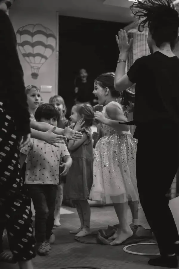 Deca se igraju i uživaju tokom animacije u CoCo dečijoj igraonici na Zvezdari – vesela atmosfera i kreativne aktivnosti.