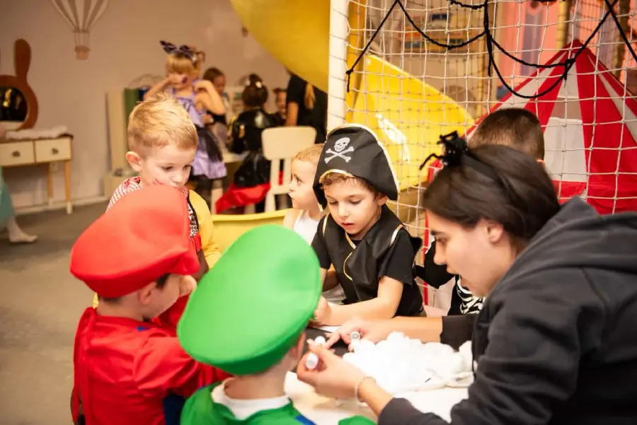 Deca u kostimima učestvuju u kreativnoj radionici u CoCo dečijoj igraonici na Zvezdari – igra, učenje i druženje.