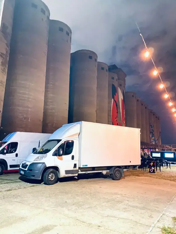 Kombi Gurtna Tim Selidbe tokom noćnog komercijalnog transporta u Beogradu – gradske, međugradske i međunarodne selidbe.