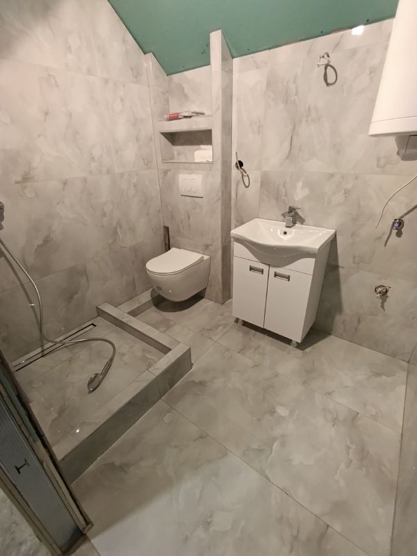 Kompletno renovirano kupatilo po sistemu ključ u ruke sa ugradnjom sanitarija – Vuleks Keramika Zvezdara.