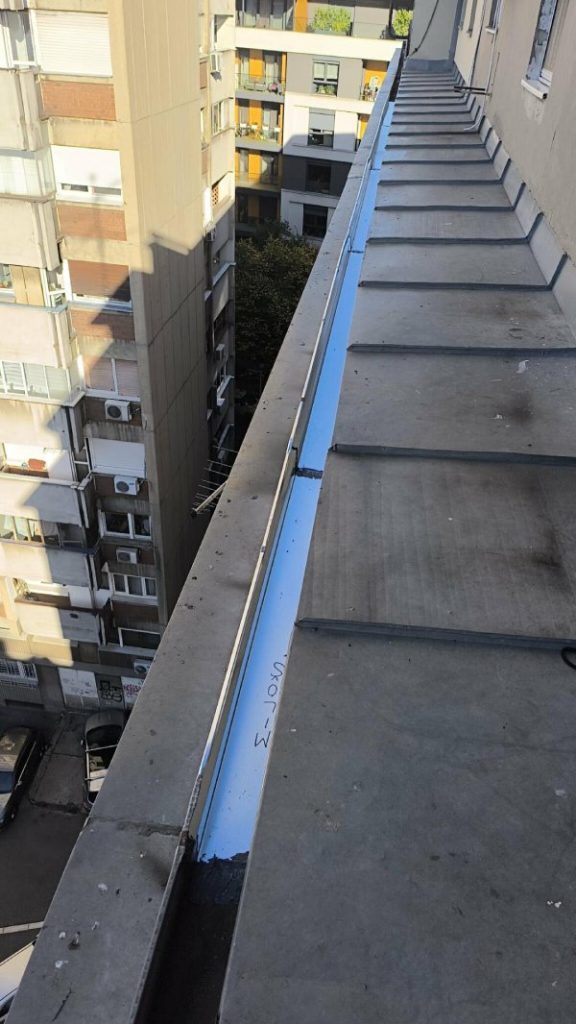 Zapušen oluk na zgradi pre sanacije i ugradnje hidroizolacije – Sica Mont Zvezdara profesionalna popravka oluka