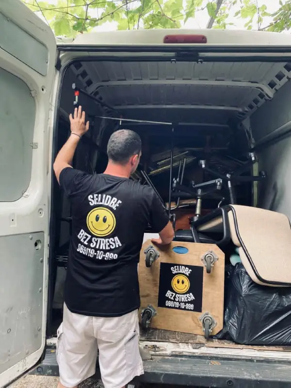 Utovar nameštaja u kombi Gurtna Tim – najjeftinije selidbe Beograd uz profesionalnu zaštitu stvari.