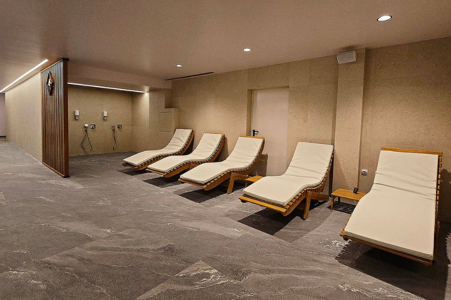 Spa zona Ritual Wellness Centra na Zvezdari sa ležaljkama za odmor, relaksaciju i opuštanje nakon bazena, saune ili masaže