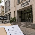 Ulaz u Prekršajni sud u Beogradu sa oznakom pisarnice i dokumentima za proveru nadležnosti, radnog vremena i potrebne dokumentacije pre odlaska.