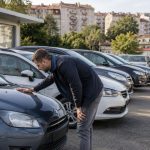 Kupac proverava polovni automobil na auto placu na Zvezdari pre kupovine